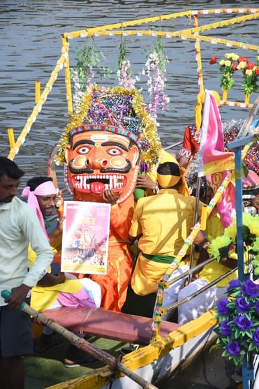 गोमती नदी में निकाली नौकाओं की भव्य शोभायात्रा में शामिल कलाकार। -अमर उजाला