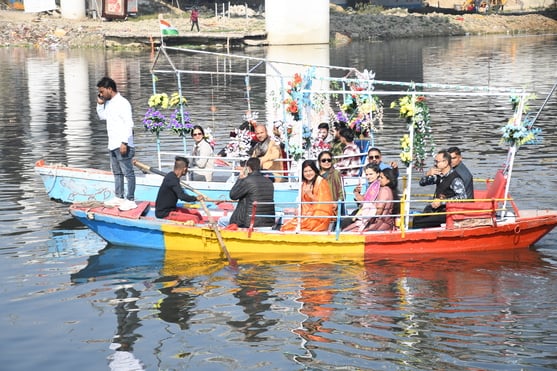 गोमती नदी में निकाली नौकाओं की भव्य शोभायात्रा में शामिल कलाकार। -अमर उजाला