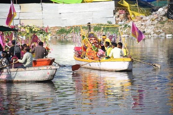 गोमती नदी में निकाली नौकाओं की भव्य शोभायात्रा में शामिल कलाकार। -अमर उजाला
