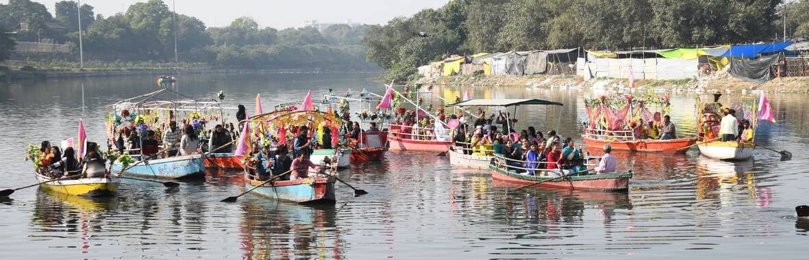 गोमती नदी में निकाली नौकाओं की भव्य शोभायात्रा में शामिल कलाकार। -अमर उजाला