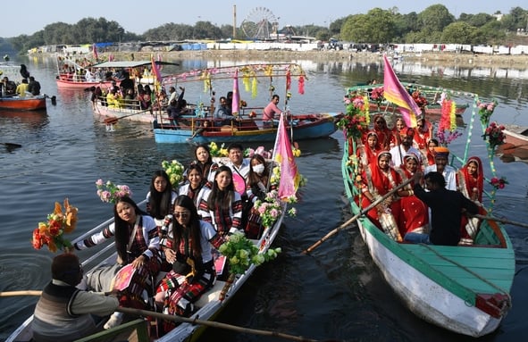 गोमती नदी में निकाली नौकाओं की भव्य शोभायात्रा में शामिल कलाकार। -अमर उजाला