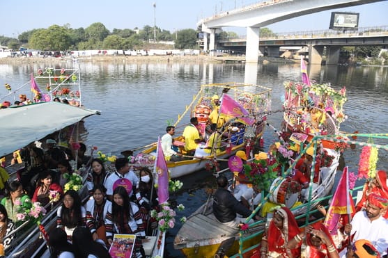गोमती नदी में निकाली नौकाओं की भव्य शोभायात्रा में शामिल कलाकार। -अमर उजाला