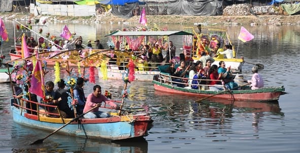 गोमती नदी में निकाली नौकाओं की भव्य शोभायात्रा में शामिल कलाकार। -अमर उजाला