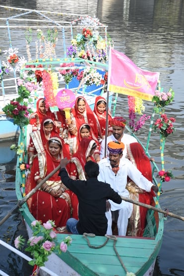 गोमती नदी में निकाली नौकाओं की भव्य शोभायात्रा में शामिल कलाकार। -अमर उजाला
