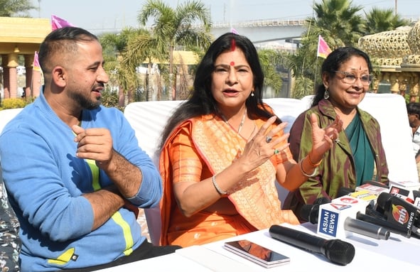 गोमती नदी में निकाली नौकाओं की भव्य शोभायात्रा में शामिल कलाकार। -अमर उजाला
