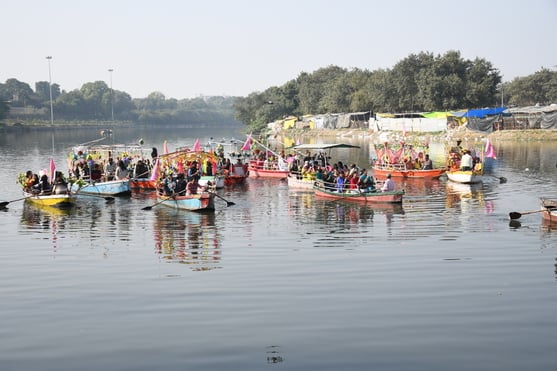 गोमती नदी में निकाली नौकाओं की भव्य शोभायात्रा में शामिल कलाकार। -अमर उजाला