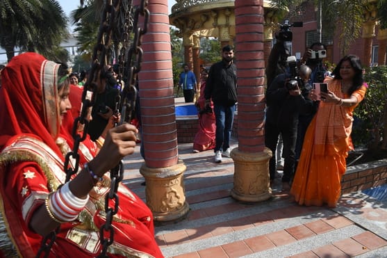 गोमती नदी में निकाली नौकाओं की भव्य शोभायात्रा में शामिल कलाकार। -अमर उजाला