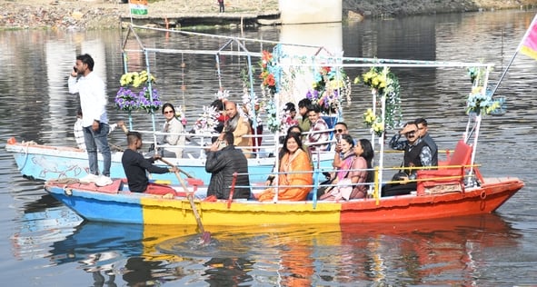 गोमती नदी में निकाली नौकाओं की भव्य शोभायात्रा में शामिल कलाकार। -अमर उजाला