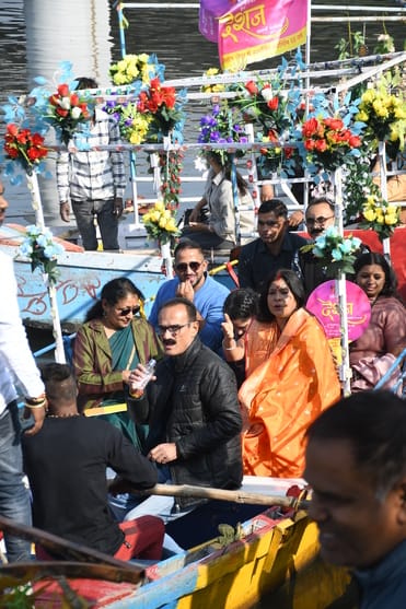 गोमती नदी में निकाली नौकाओं की भव्य शोभायात्रा में शामिल कलाकार। -अमर उजाला