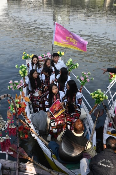 गोमती नदी में निकाली नौकाओं की भव्य शोभायात्रा में शामिल कलाकार। -अमर उजाला