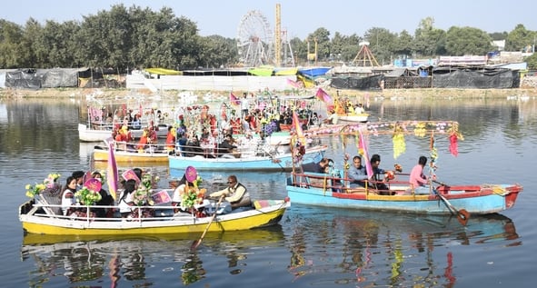 गोमती नदी में निकाली नौकाओं की भव्य शोभायात्रा में शामिल कलाकार। -अमर उजाला