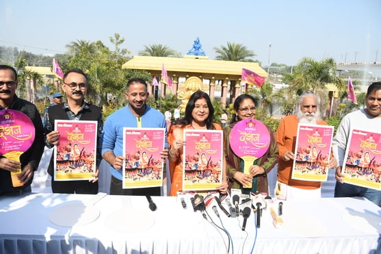 गोमती नदी में निकाली नौकाओं की भव्य शोभायात्रा में शामिल कलाकार। -अमर उजाला