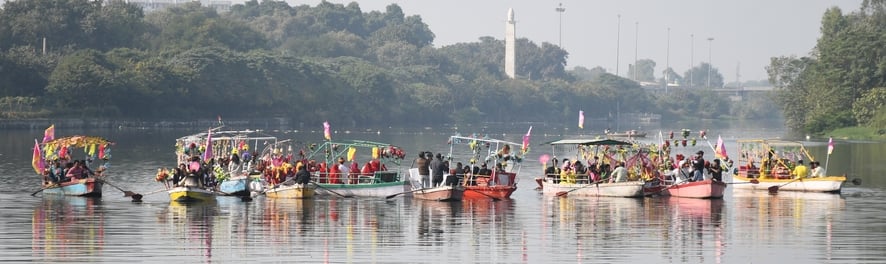 गोमती नदी में निकाली नौकाओं की भव्य शोभायात्रा में शामिल कलाकार। -अमर उजाला
