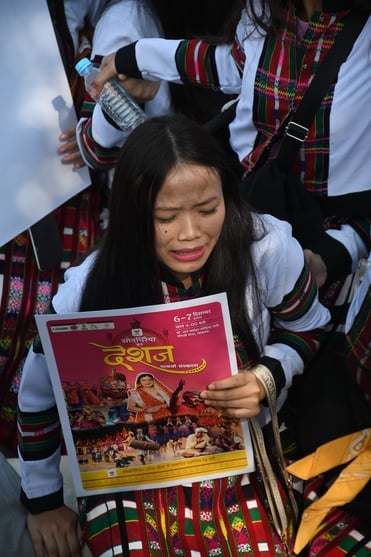 गोमती नदी में निकाली नौकाओं की भव्य शोभायात्रा में शामिल कलाकार। -अमर उजाला