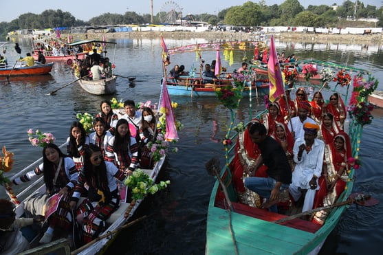 गोमती नदी में निकाली नौकाओं की भव्य शोभायात्रा में शामिल कलाकार। -अमर उजाला
