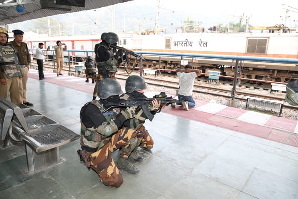 हल्द्वानी काठगोदाम रेलवे स्टेशन में मॉक ड्रिल करती पुलिस। अमर उजाला हल्द्वानी काठगोदाम रेलवे स्टेशन में मॉक ड्रिल करती पुलिस। अमर उजाला