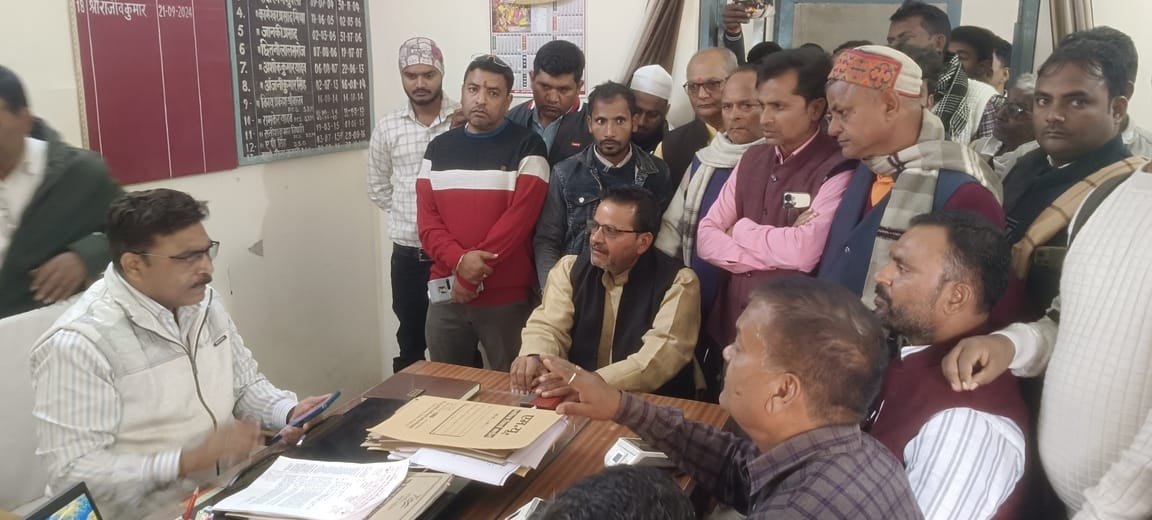 ई पास मशीन जमा करने की मांग को लेकर डीएसओ कार्यालय पर हंगामा करते कोटेदार-संवाद