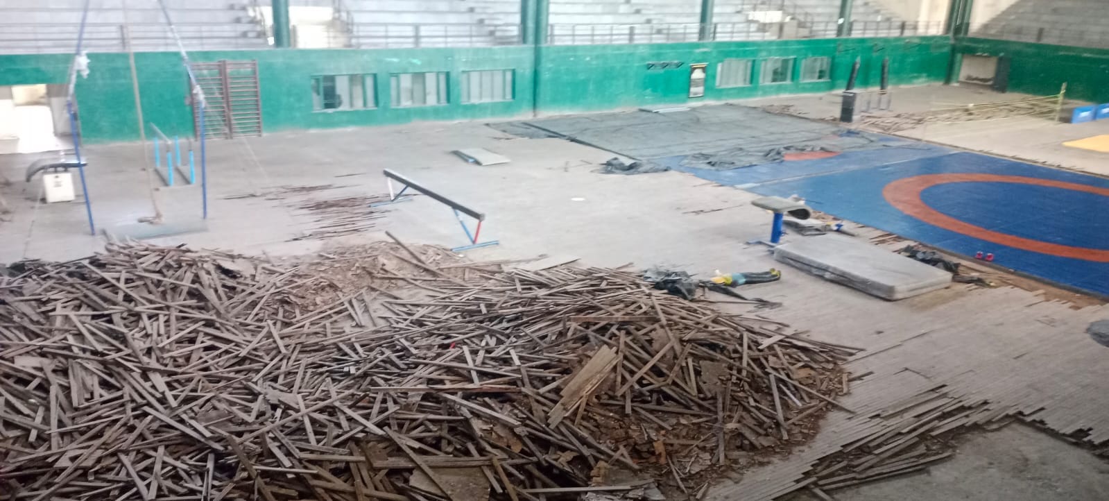 इनडोर हॉल की क्षतिग्रस्त हालत। संवाद इनडोर हॉल की क्षतिग्रस्त हालत। संवाद