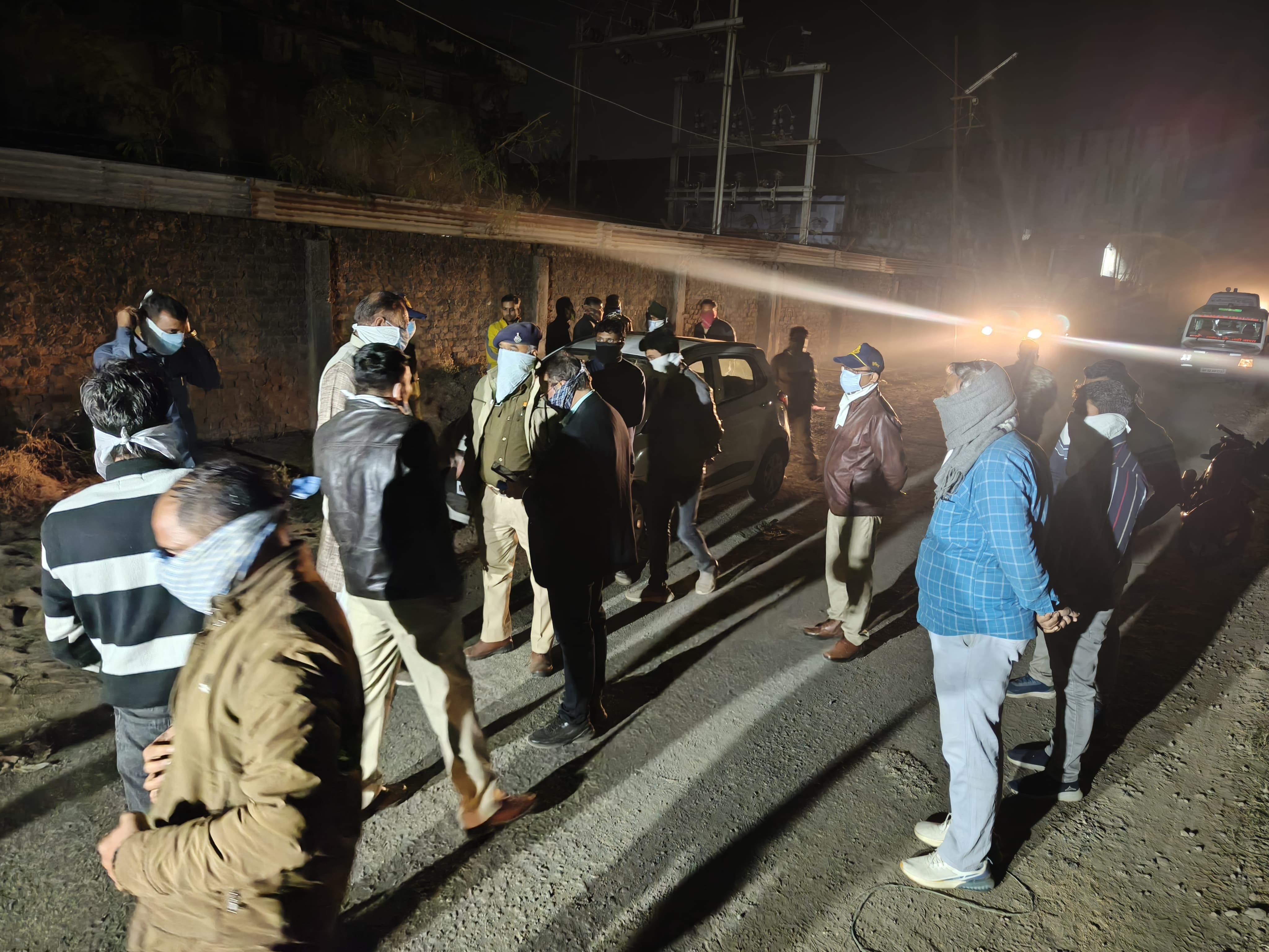 फेक्ट्री में गैस रिसाव की जांच करते हैं पुलिस अधिकारी।