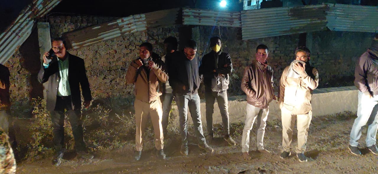 फेक्ट्री में गैस रिसाव की जांच करते हैं पुलिस अधिकारी।