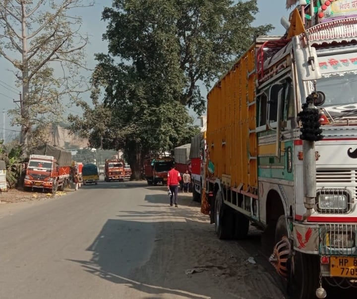 कालआंब में सड़कों के किनारे खड़े वाहन। संवाद कालआंब में सड़कों के किनारे खड़े वाहन। संवाद