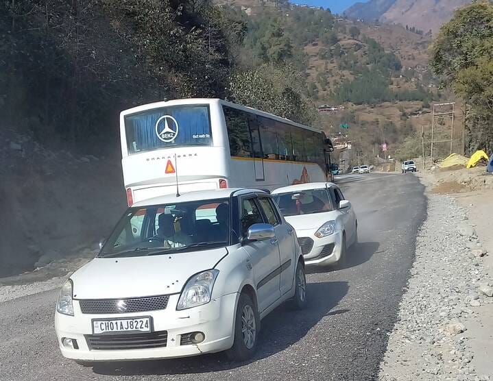 कुल्लू-मनाली हाईवे पर टायरिंग करने में जुटी मशीनरी।-संवाद