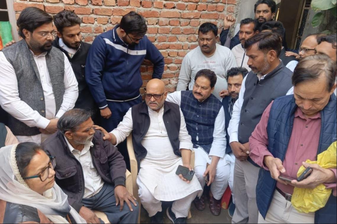 किरतपुर के गांव भरैकी मृतक बीएलओ के परिजनों को सांत्वना देते कांग्रेस के प्रदेश अध्यक्ष अजय राय