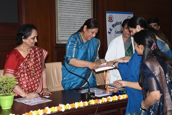 कार्यक्रम में सम्मानित की गईं महिलाएं। कार्यक्रम में सम्मानित की गईं महिलाएं।
