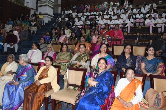 कार्यक्रम में सम्मानित की गईं महिलाएं। कार्यक्रम में सम्मानित की गईं महिलाएं।