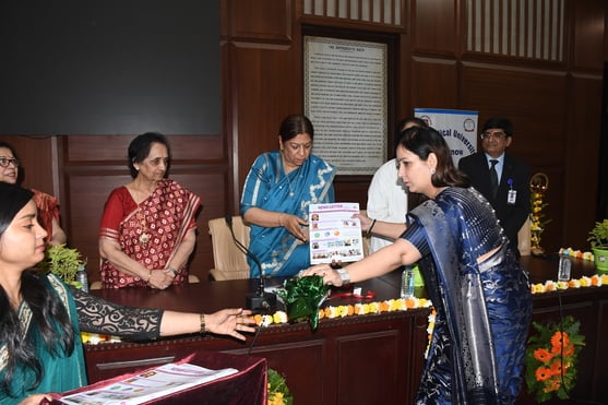 कार्यक्रम में सम्मानित की गईं महिलाएं। कार्यक्रम में सम्मानित की गईं महिलाएं।