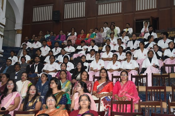 कार्यक्रम में सम्मानित की गईं महिलाएं। कार्यक्रम में सम्मानित की गईं महिलाएं।