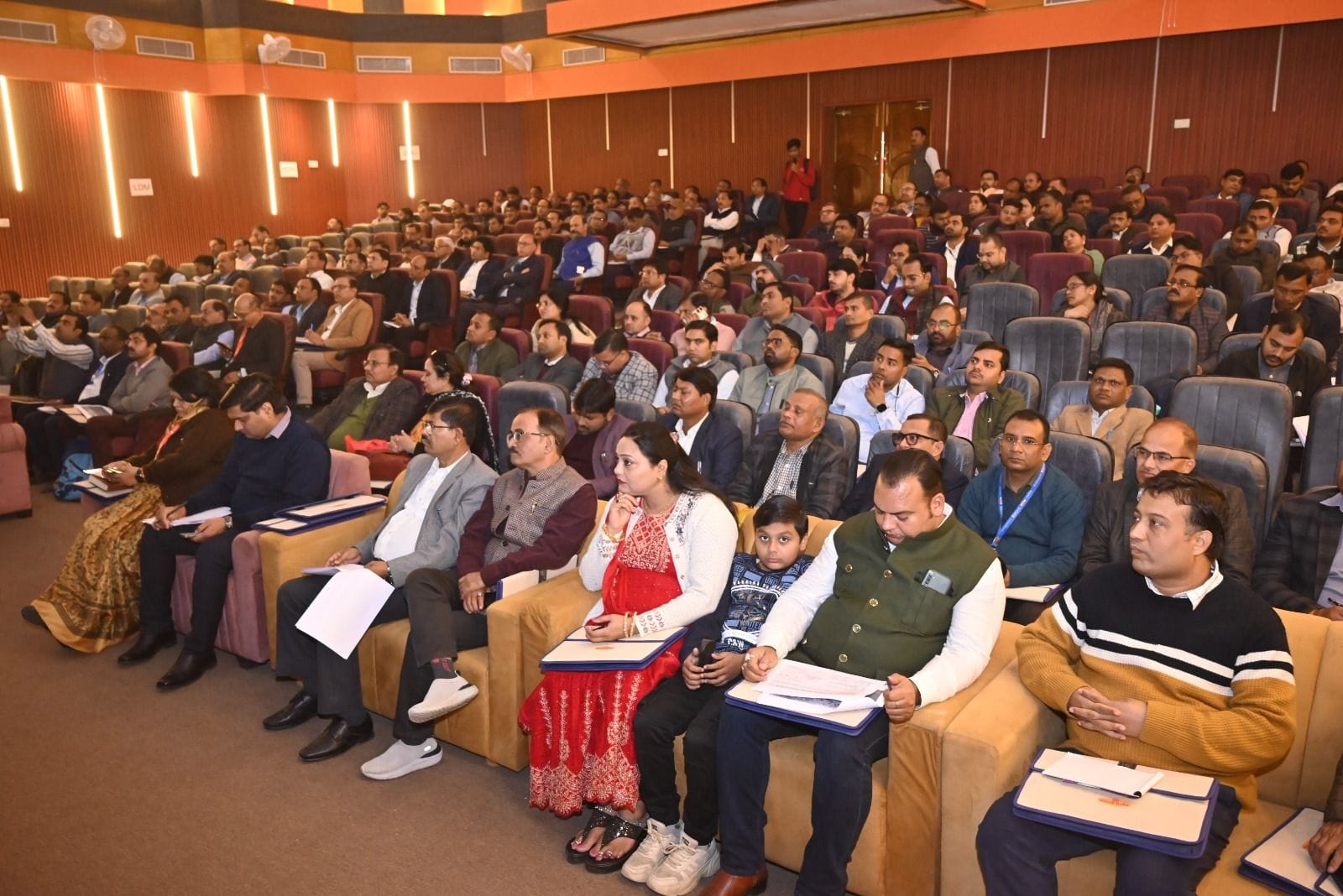 कार्यशाला में खादी ग्रामोद्योग बोर्ड के मुख्य कार्य पालक अधिकारी शिशिर और खादी ग्रामोद्योग आयोग कार्यशाला में खादी ग्रामोद्योग बोर्ड के मुख्य कार्य पालक अधिकारी शिशिर और खादी ग्रामोद्योग आयोग