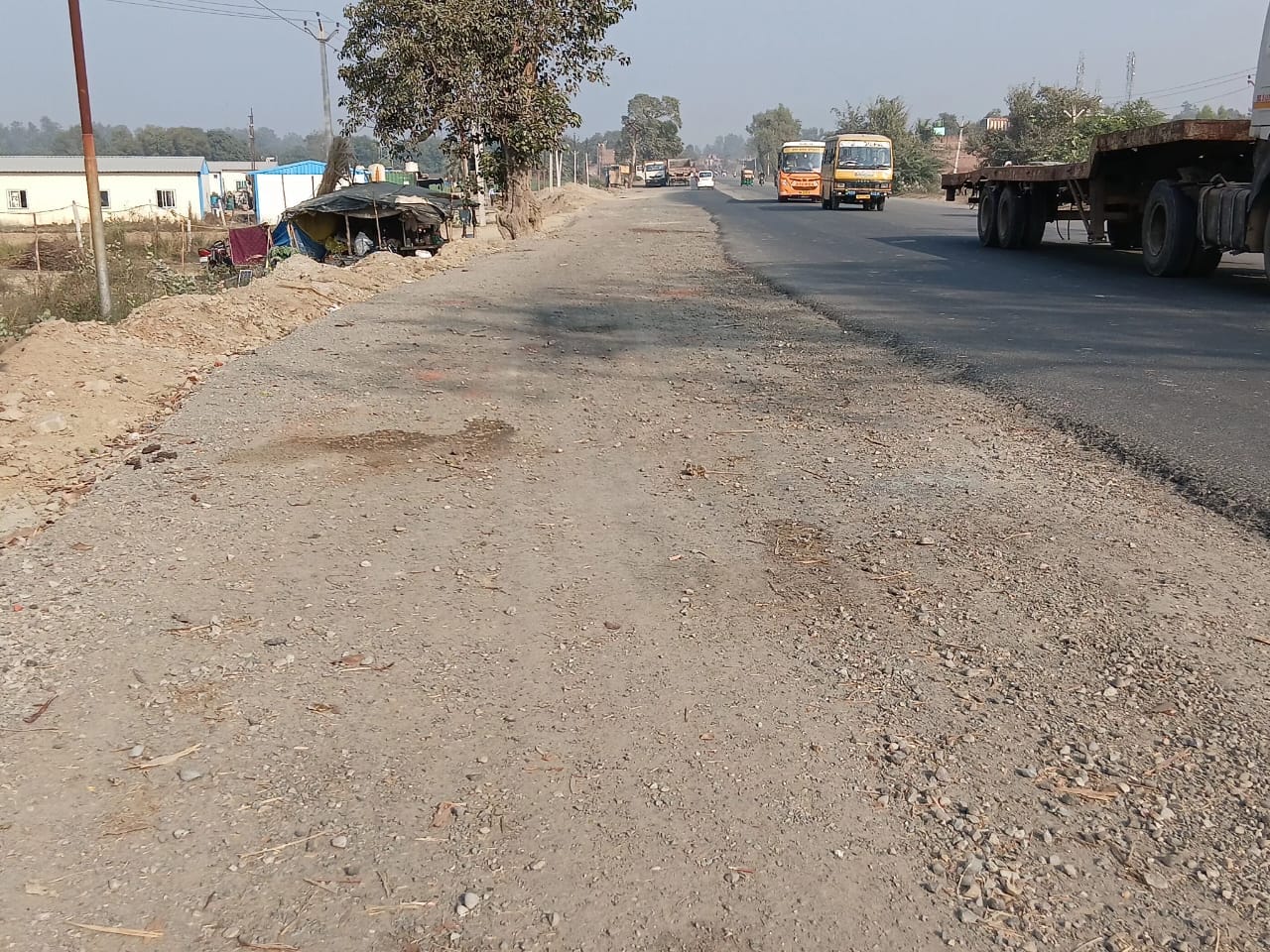 कांट-जलालाबाद मार्ग पर हाईवे पर घूमते छुट्टा पशु। संवाद