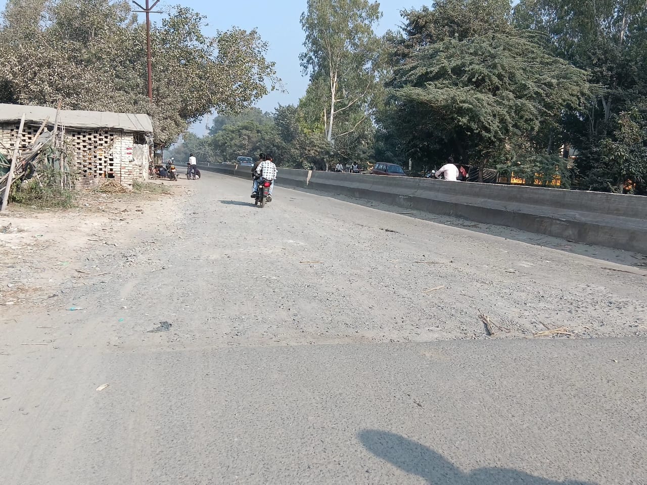 कांट-जलालाबाद मार्ग पर हाईवे पर घूमते छुट्टा पशु। संवाद