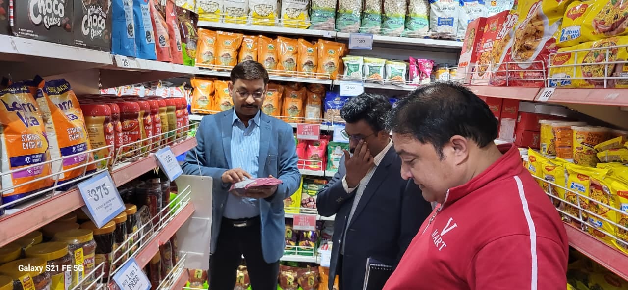 खलीलाबाद शहर में अंडे के थोक दुकान की जांच करते खाद्य अधिकारी-स्रोत खाद्य विभाग