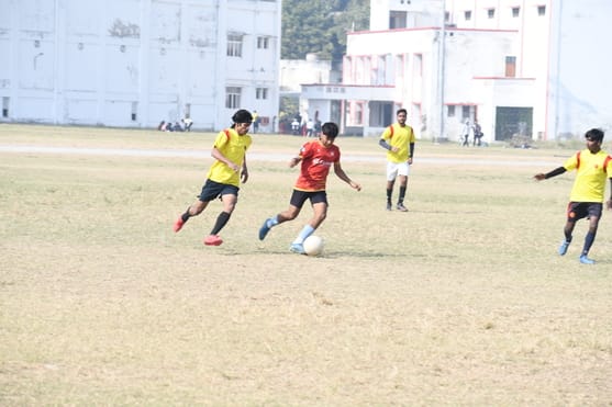 लखनऊ स्कूल गेम्स के चौथे दिन योग प्रदर्शन व फुटबॉल के मुकाबले हुए। लखनऊ स्कूल गेम्स के चौथे दिन योग प्रदर्शन व फुटबॉल के मुकाबले हुए।