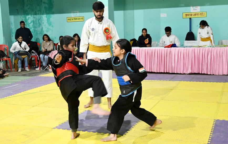 मंडी के बैडमिंटन हॉल पड्डल में आयोजित राज्य स्तरीय पेंचक सिलाट प्रतियोगिता में दमखम दिखाती खिल