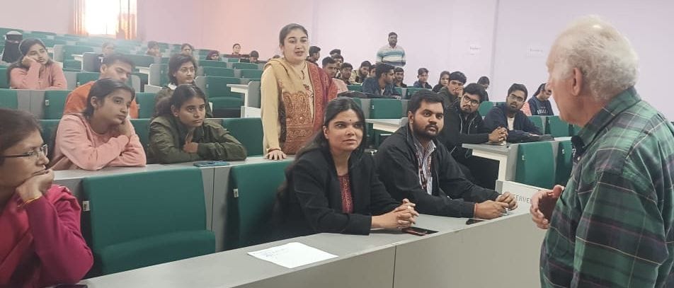 प्रतिभागियों को संबोधित करते प्रो. अनेजा। स्रोत ः विवि प्रतिभागियों को संबोधित करते प्रो. अनेजा। स्रोत ः विवि