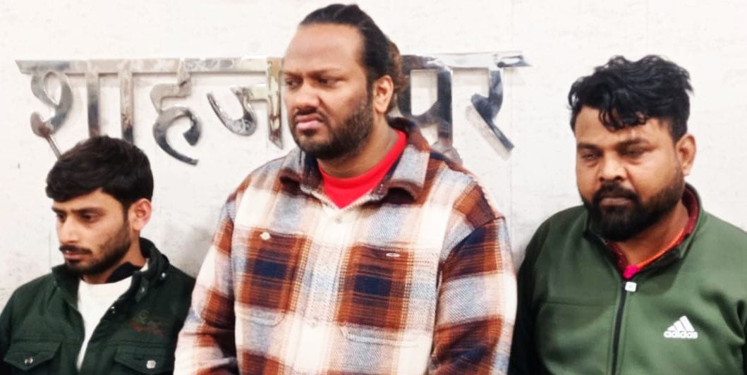रोजा में पकड़े गए आरोपियों से बरामद कार। संवाद
