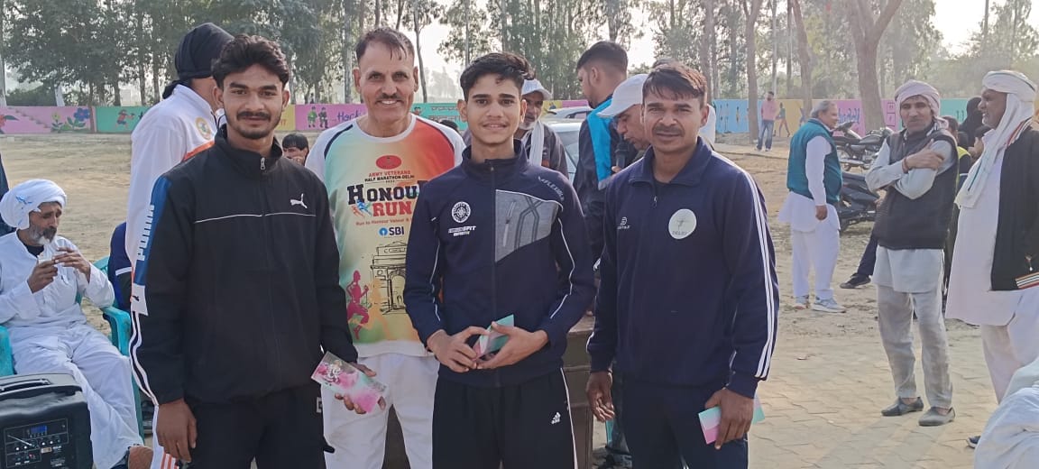 राजौंद में जीत प्राप्त करने वाले खिलाड़ियों को सम्मानित करते हुए खेलों के आयोजक