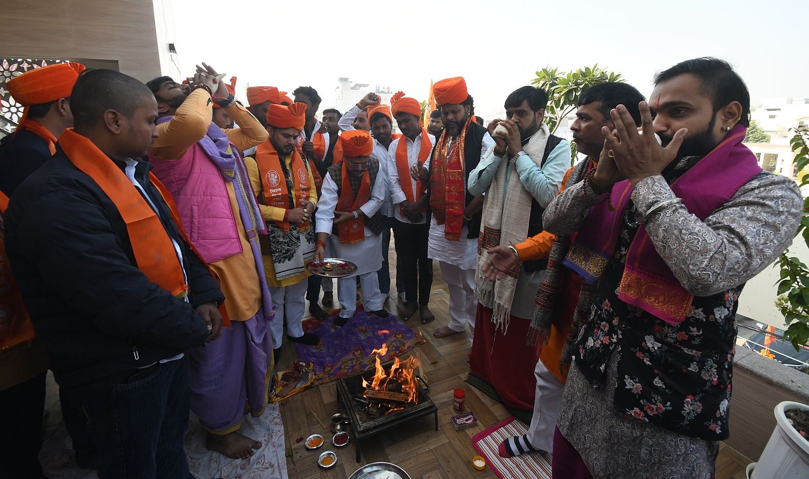 रैली निकालते विश्व हिंदू रक्षा परिषद के पदाधिकारी। रैली निकालते विश्व हिंदू रक्षा परिषद के पदाधिकारी।
