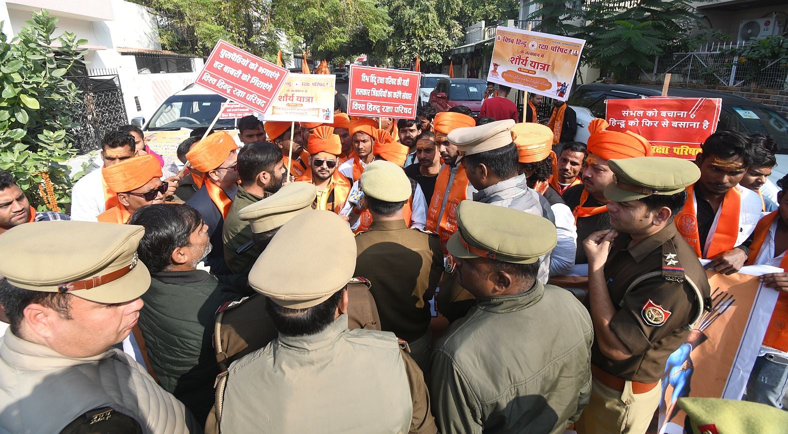 रैली निकालते विश्व हिंदू रक्षा परिषद के पदाधिकारी। रैली निकालते विश्व हिंदू रक्षा परिषद के पदाधिकारी।