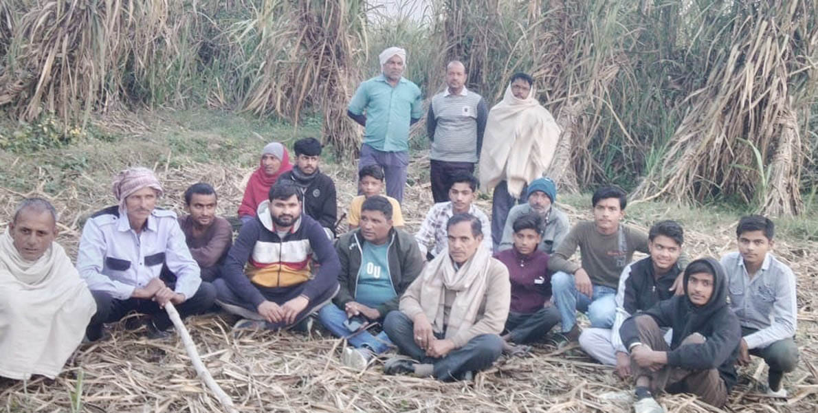 रानी हरजीपुर में पिजरा लगाते वन विभाग की टीम: ग्रामीण रानी हरजीपुर में पिजरा लगाते वन विभाग की टीम: ग्रामीण