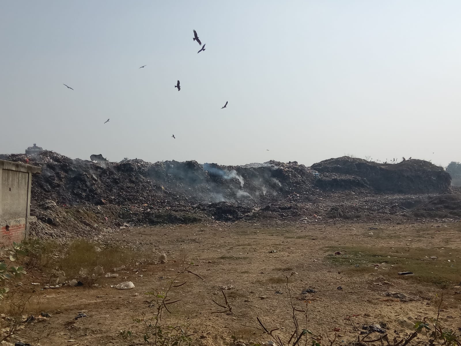 रसूलपुर बिलहरी गांव के पास डंप शहर से निकलने वाले कूड़ा में लगी आग से उठता धुआं। संवाद