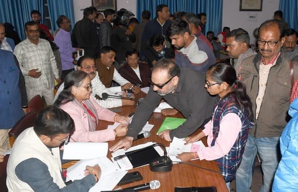 समाधान दिवस पर पहुंचे लोग।