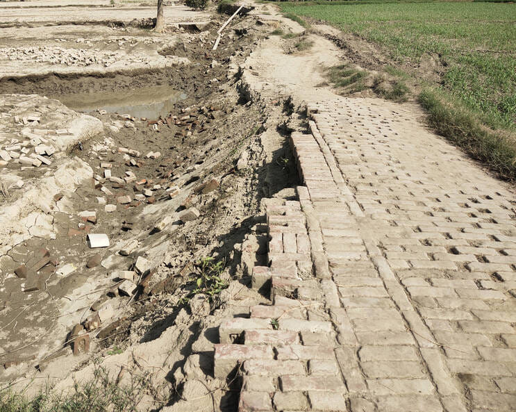 सनौली खुर्द गांव में चार महीने से टूटी पड़ी सड़क। संवाद