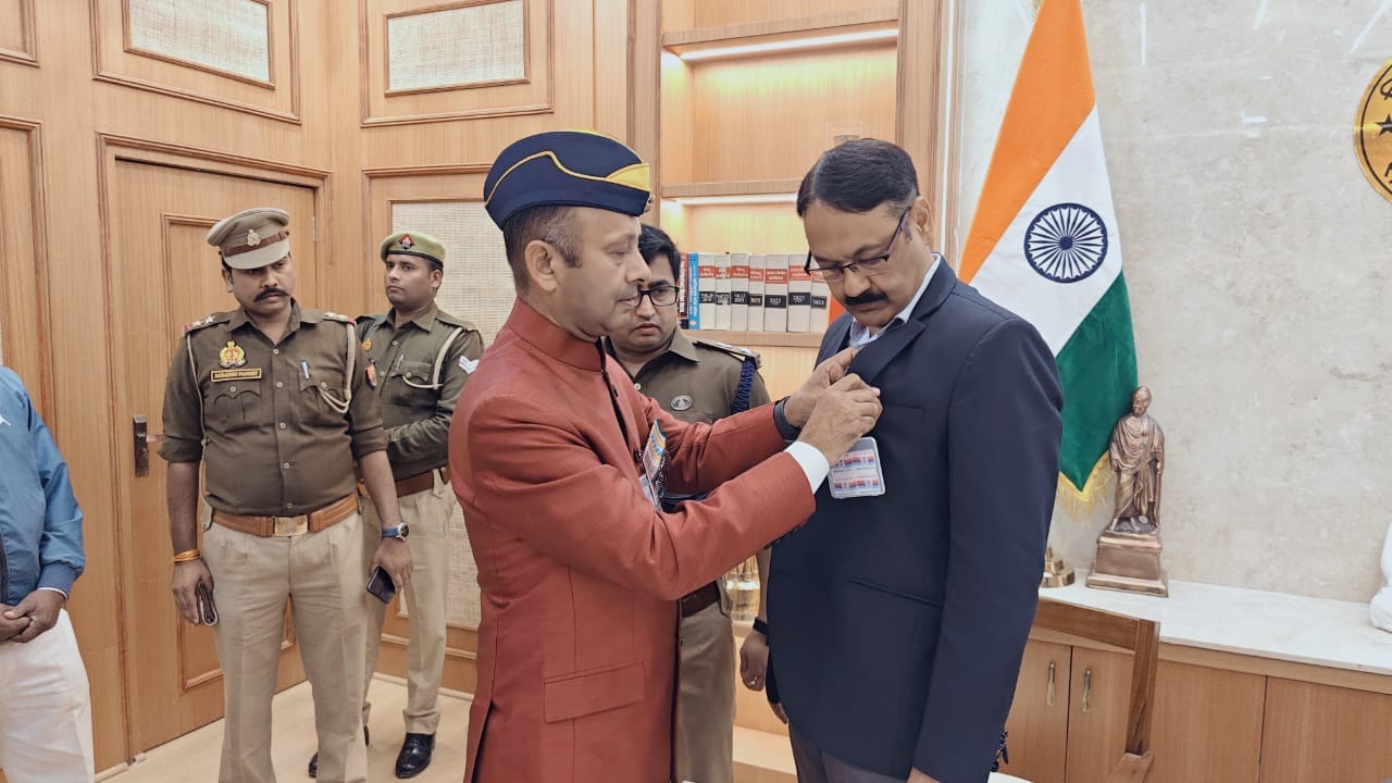 सशस्त्र सेना झंडा दिवस पर स्मारिका का विमोचन करते हुए डीएम व एसपी । सूचना विभाग