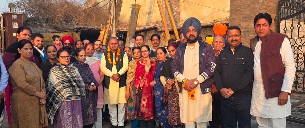 शाहाबाद। मांग पूरी होने पर सुभाष कलसाना का आभार व्यक्त करते वार्ड के लोग। विज्ञप्ति