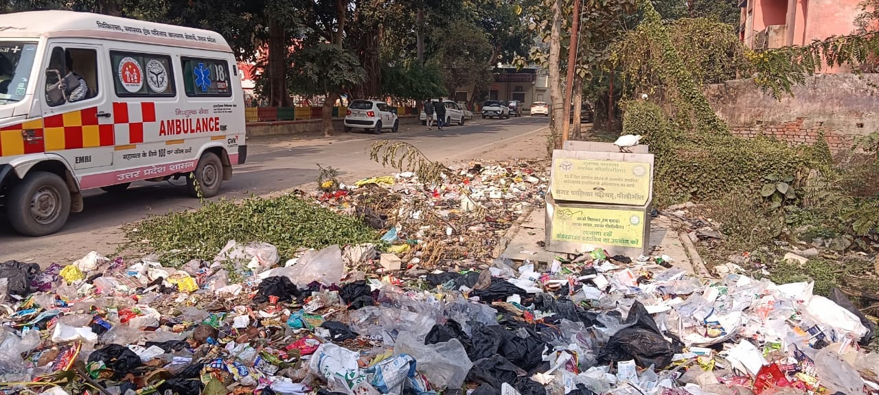 शहर के मोहल्ला काला मंदिर पर गली में गंदगी का आलम। संवाद शहर के मोहल्ला काला मंदिर पर गली में गंदगी का आलम। संवाद