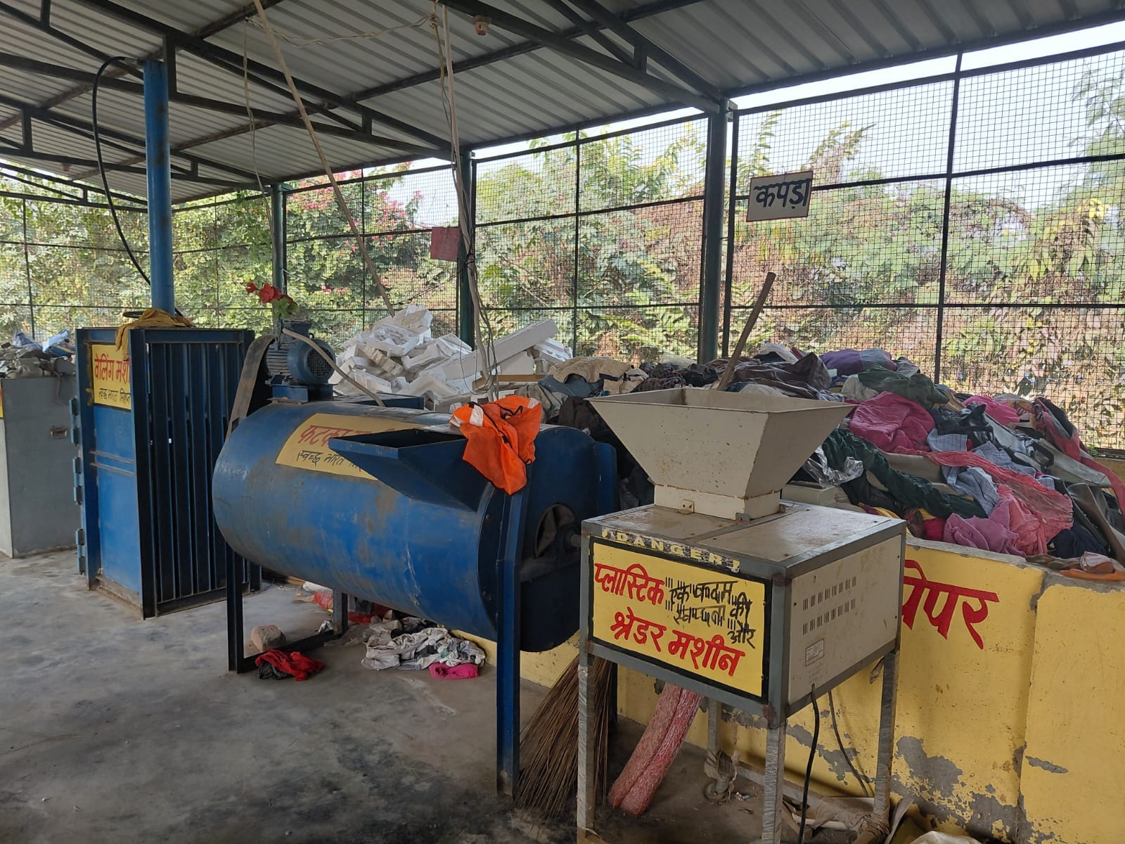 शहर के मोहल्ला काला मंदिर पर गली में गंदगी का आलम। संवाद शहर के मोहल्ला काला मंदिर पर गली में गंदगी का आलम। संवाद